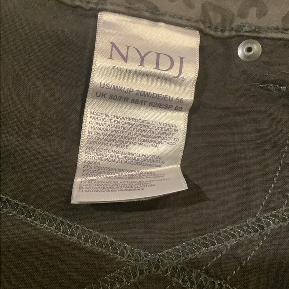 NYDJ Leopard Print Skinny Jeans in Gray Stretch Denim. Size 26W. - Picture 3 of 13
